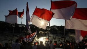 Kibarkan Bendera Merah Putih Rayakan Kemerdekaan RI, di Tengah Euforia Simbol Budaya Pop