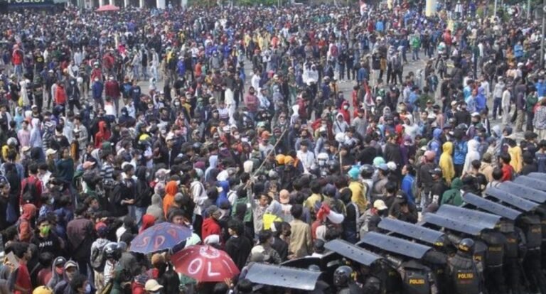 Publik Bersama Aparat Tolak Aksi Anarkis Ancam Demokrasi