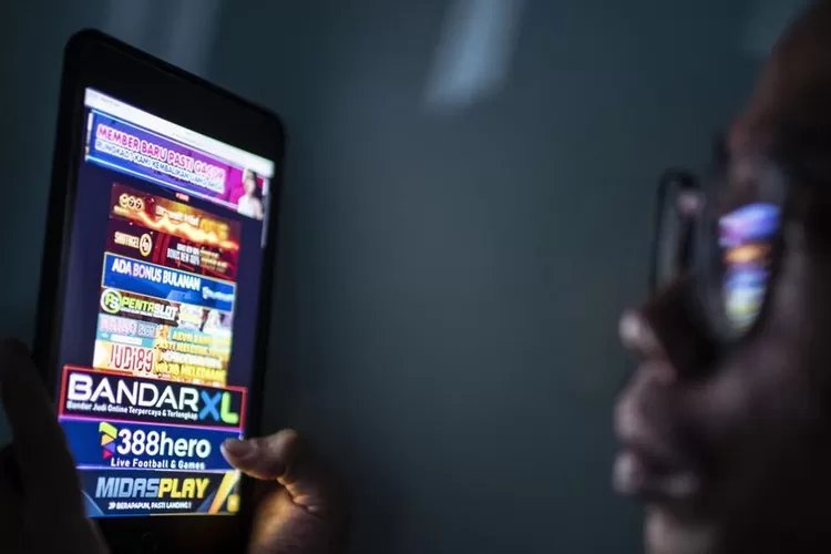 Judi Daring: Dari Iming-Iming Hingga Hidup Berantakan, Pemerintah Terus Gencarkan Penindakan
 