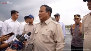 Pengibaran Bendera Merah Putih Tandai Kembalinya Jembatan Teupin Redup di Aceh
