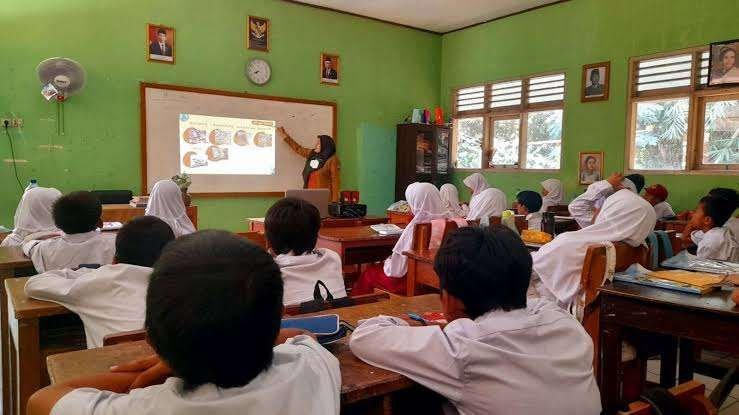 Pemerintah Tingkatkan Kesejahteraan Guru, Program Beasiswa Diperbesar