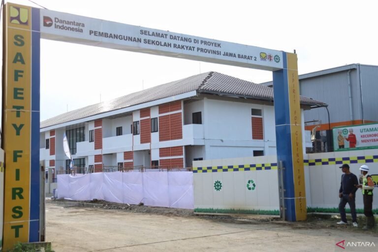 Tahun Ajaran Baru Jadi Momentum Penguatan Sekolah Rakyat
 