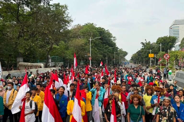 Ribuan Mahasiswa Gelar Kirab Merah Putih, Serukan Persatuan Tanpa Provokasi