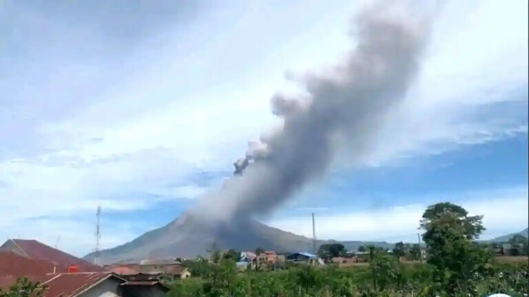 Pemerintah Bergerak Tangani Erupsi Anak Krakatau
